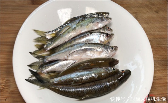 煎鱼时,一定记得不要马上下锅煎,学会2个要点,鱼不粘锅不破皮
