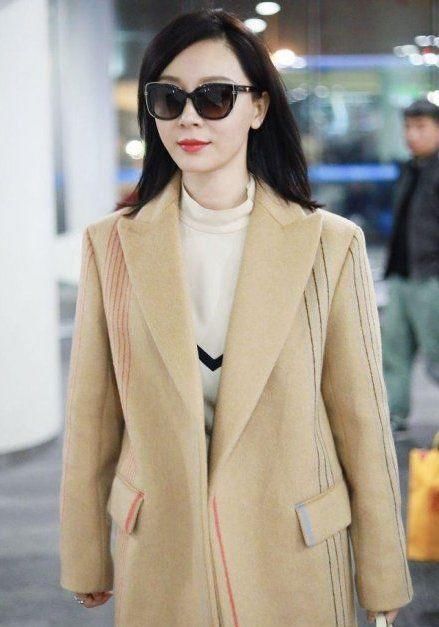 高雅|女明星太有女人味儿,灰色大衣混搭白色连帽衫,穿出高雅风