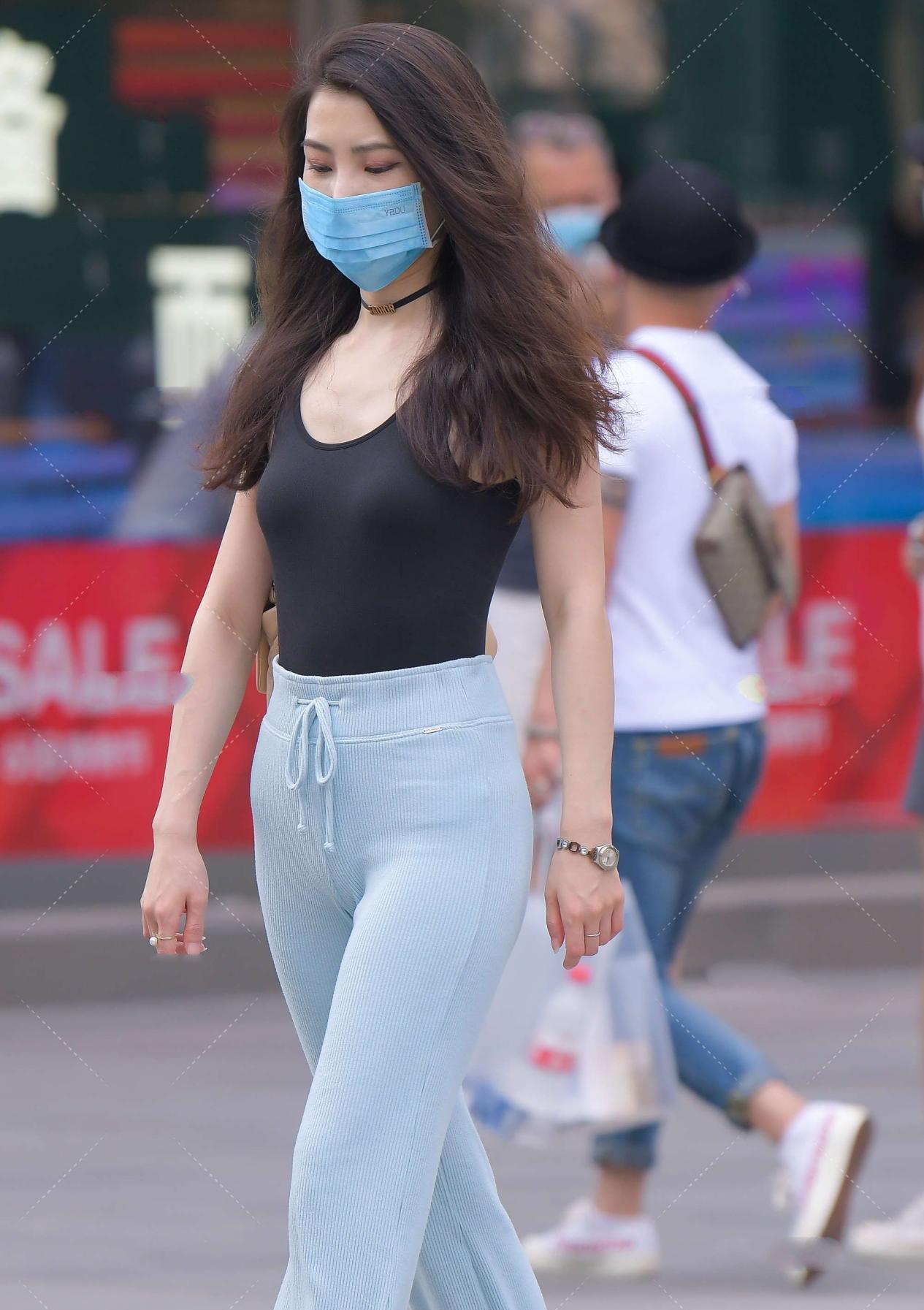 丝绒阔腿裤 丝绒阔腿裤，色泽丰富质感高级，随便一搭就能彰显独特时尚感