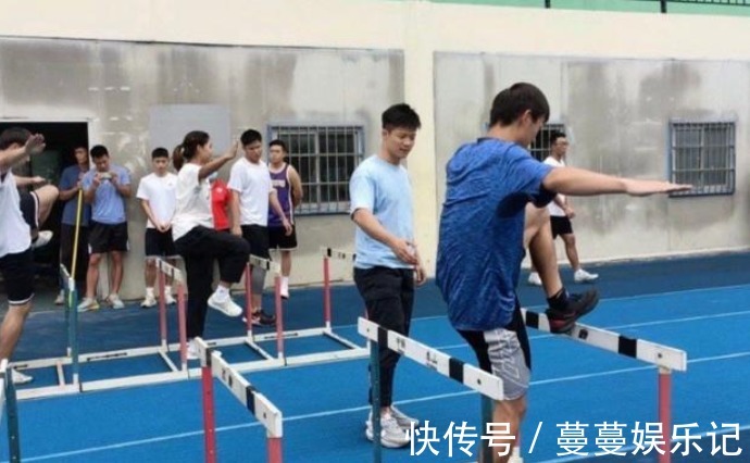 暨南大学|苏炳添上课照片曝光:一身蓝色T恤现身大学操场,指导学生超认真