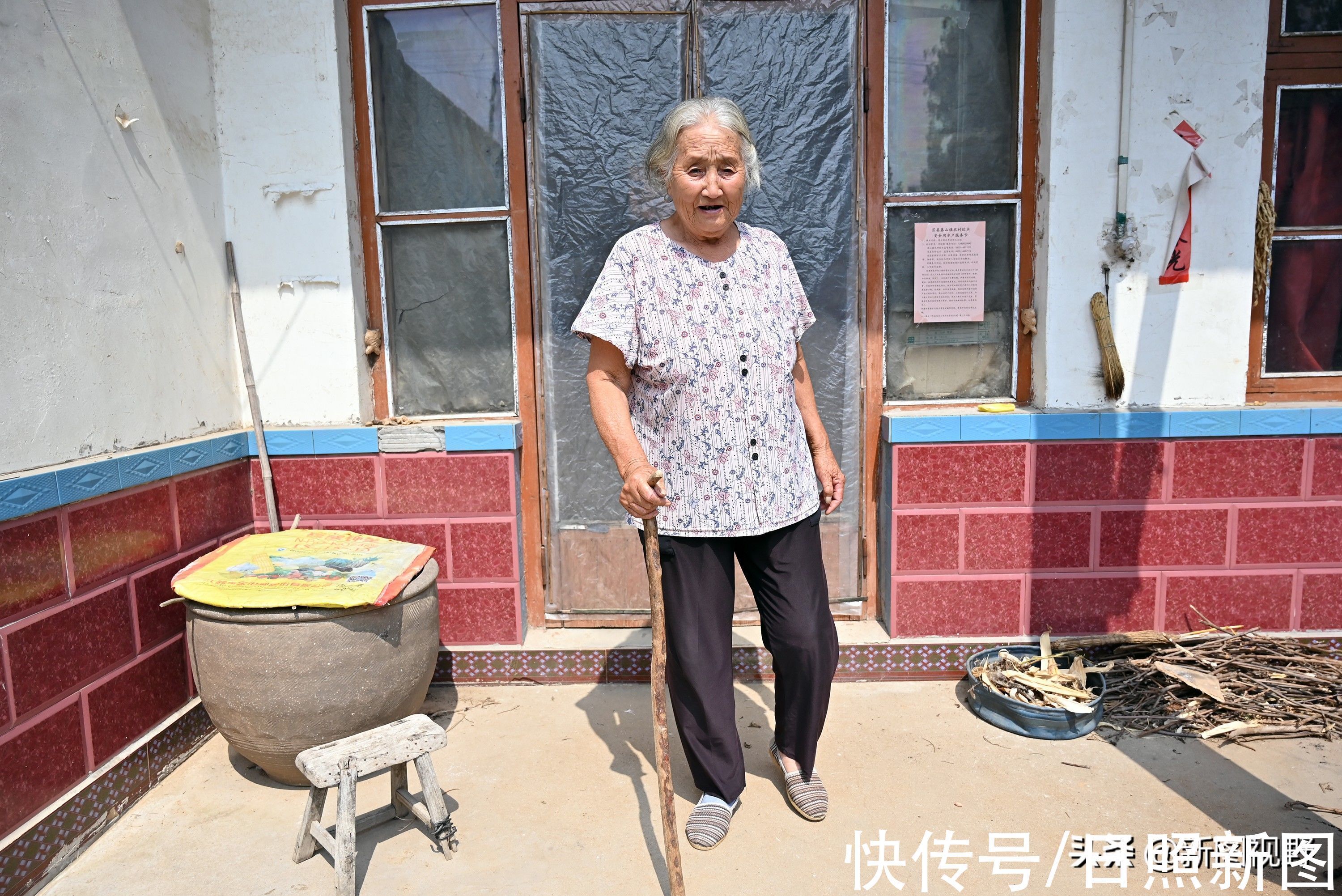 孝顺|100岁长寿老人，自制草药保健茶，每天都喝上几碗，至今上街遛弯