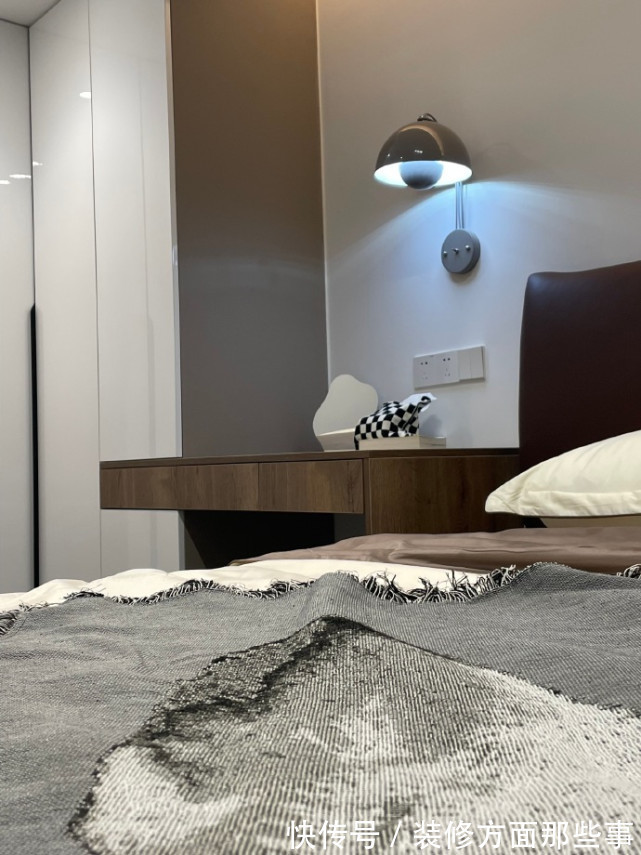 爱格|115平现代简约风,灰色影视墙是格栅和木饰面的结合