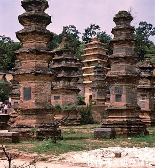 后世尊|老照片直击80年代少林寺；商业气息渐浓，专心烧香的和尚