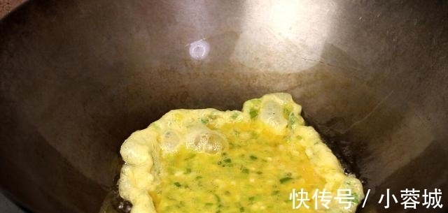 金针菇炒鸡蛋|金针菇别再凉拌了,加1个青椒和3个鸡蛋,做法超级简单家常,真香