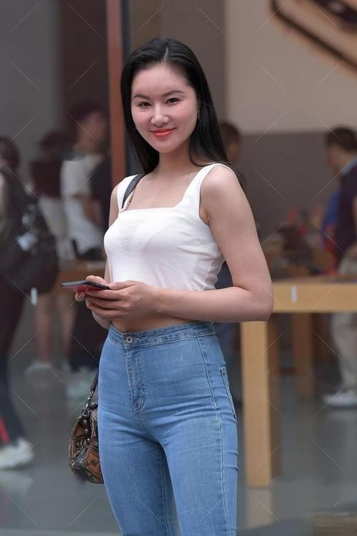 吊带|牛仔喇叭裤配上吊带上衣，展示这位小姐姐的优势，确实有点抢眼