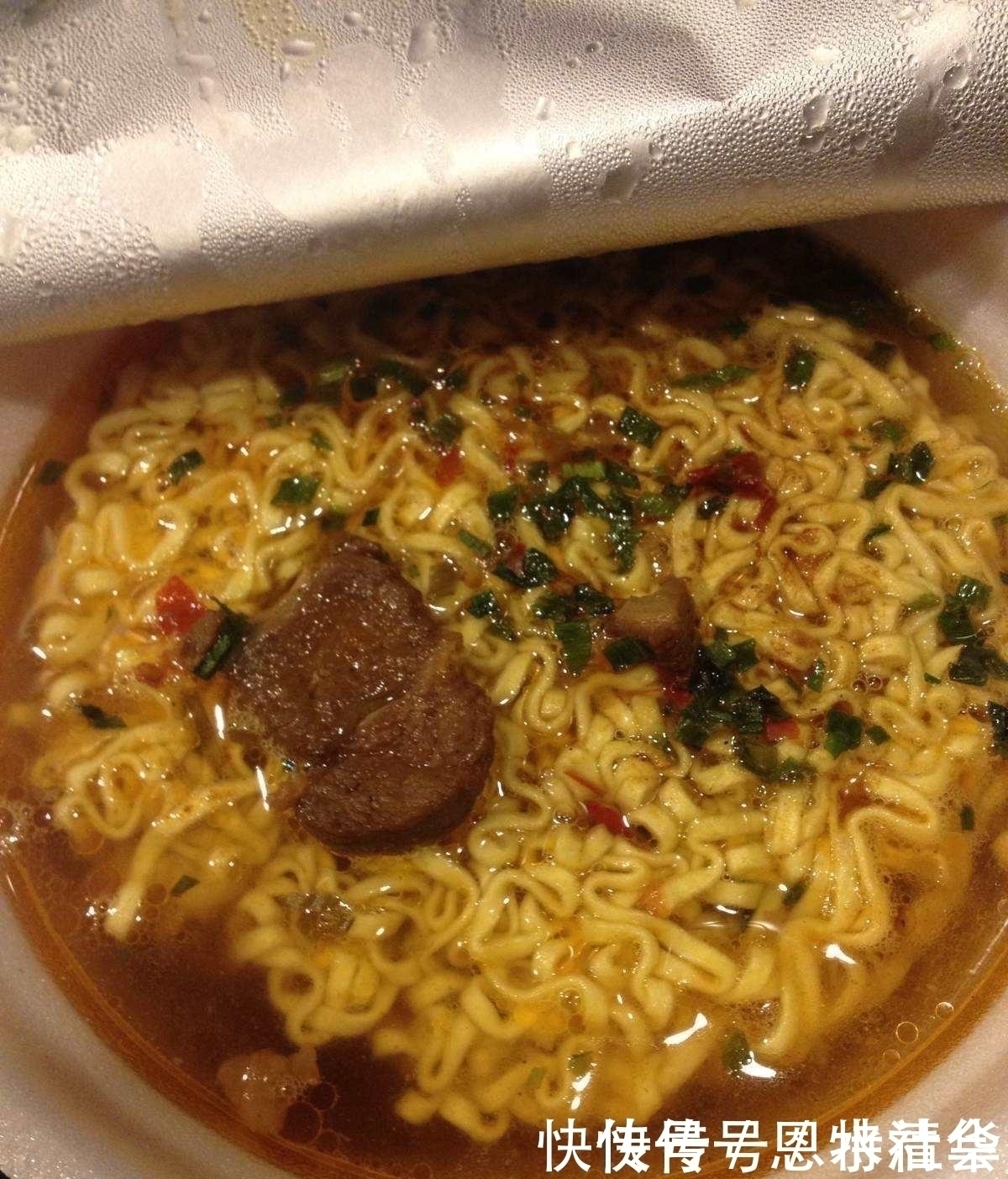 泡面|为啥泡面“一包吃不饱，两包吃不完”看完才发现商家的“猫腻”