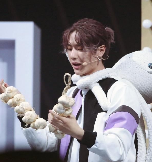 王一博以为没镜头，玩偶套头上就算了，再看他手上：本性藏不住了