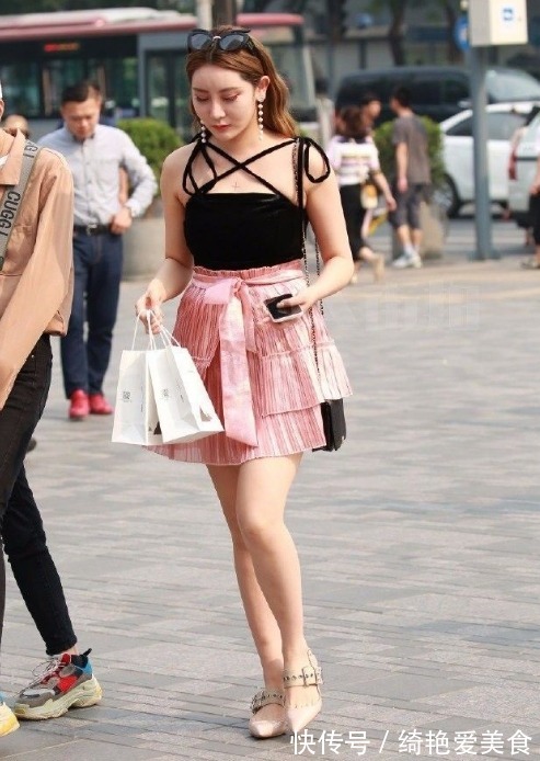 小姐姐|路人街拍：身材圆润的小姐姐，唯美的穿搭很动人，傲人身材不一般