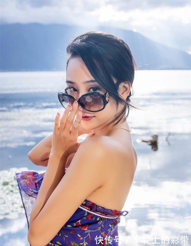 高跟鞋 清新淡雅却又不失性感迷人的度假风抹胸连衣裙