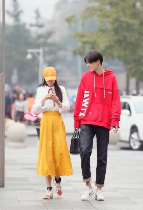 冬日|街拍:蓝色高领毛衣+黄色九分裤,在沉闷的冬日来点撞色简单时髦