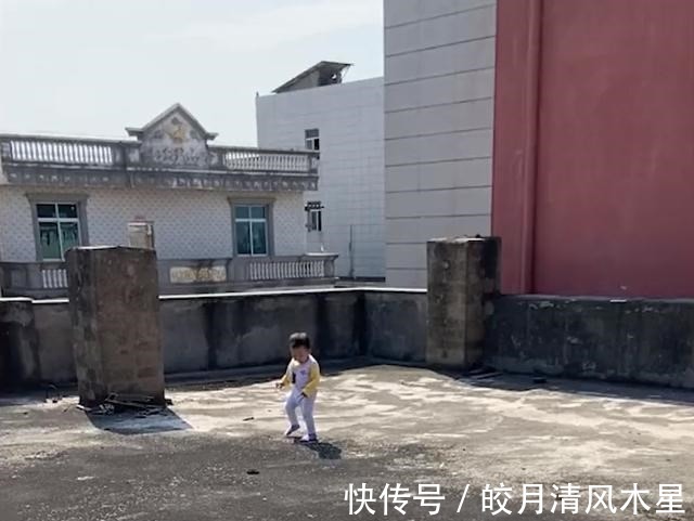 萌娃|福建一萌娃楼顶晒太阳,却被自己影子吓得崩溃大哭,妈妈反应亮了
