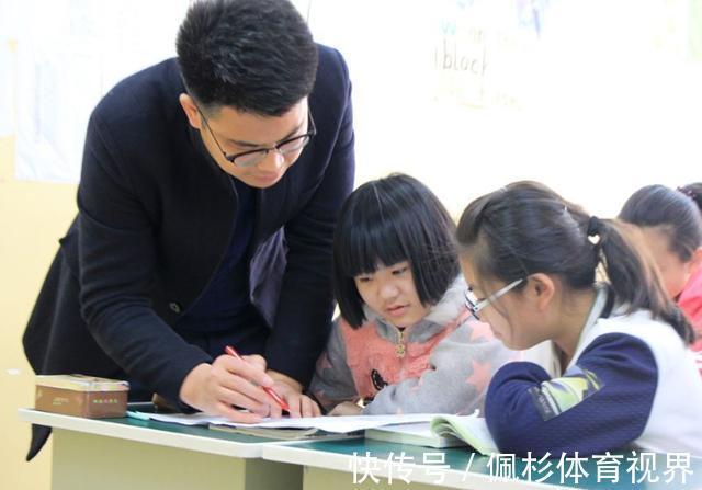 老师|可爱!老师化妆,全班小学生好奇围观,奔走相告