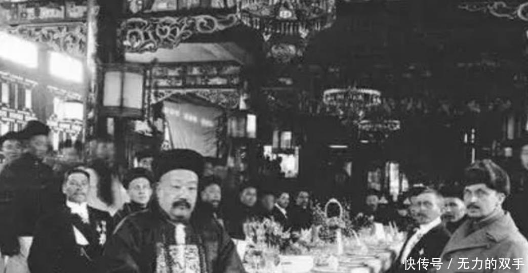 犯人|罕见老照片正在打板子的犯人,镖局的镖头,清朝时期的格格!