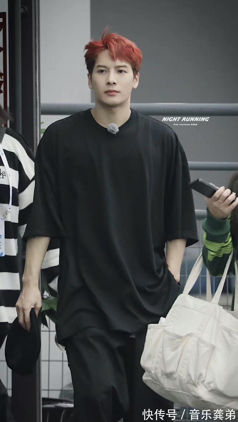 综艺|王嘉尔录制综艺发现路人拍摄,镜头切换到自己后,反应神似表情包