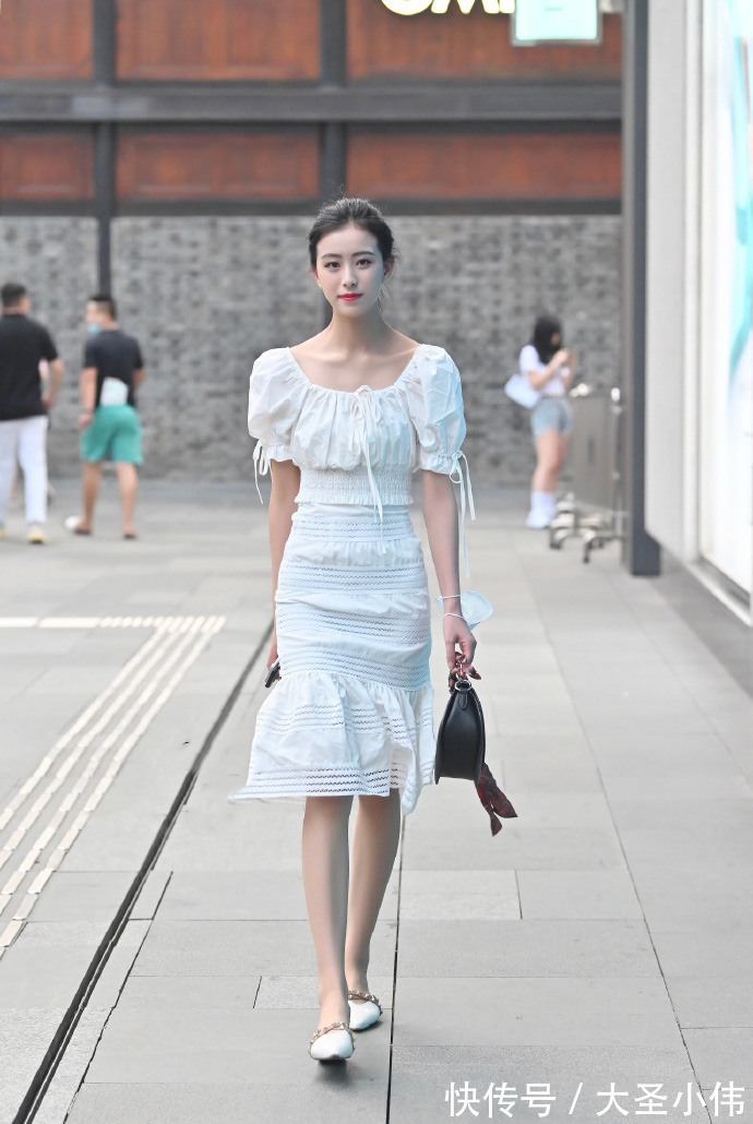 气质 美女街拍:美女肤白貌美气质佳,一般人养不起吧