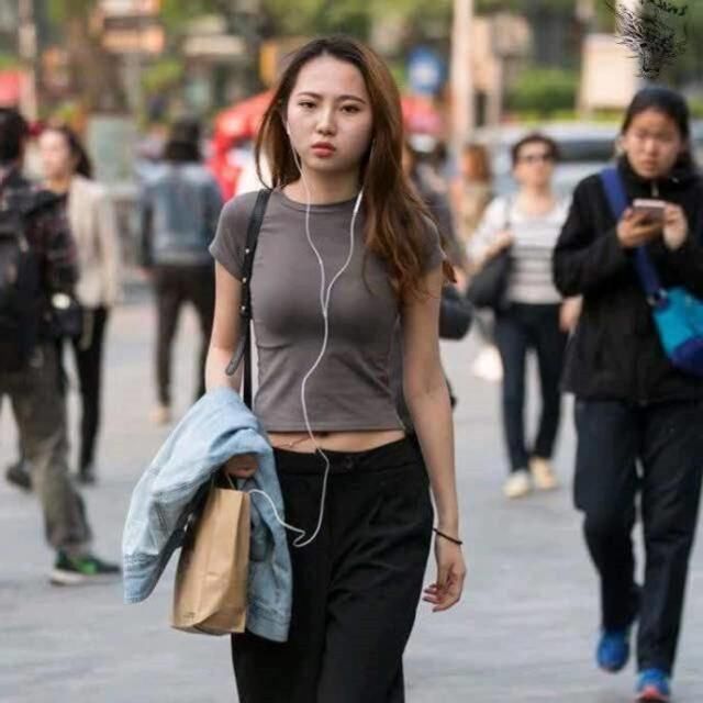 背心|路人街拍，美女搭配荧光色背心，穿出属于自己的完美气质