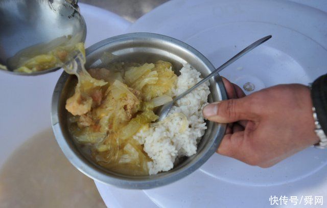 黑名单|3种饭被拉入“黑名单”，儿科医生提醒:孩子常吃容易缺钙不长个