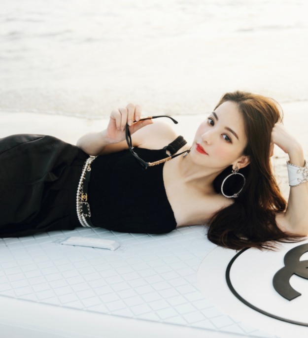 雪纺衫|方媛不愧是“天王嫂”,穿雪纺衫配黑色连衣裙甜美温柔,娇俏可爱