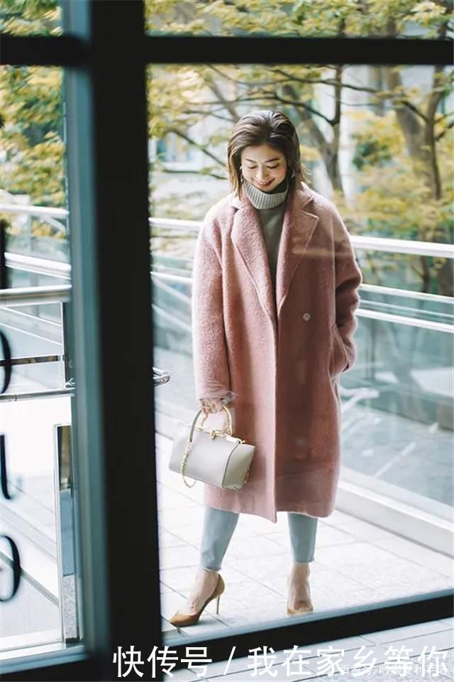 别小瞧了中年妈妈!你看看她们的打扮,优雅又时髦,一点也不服老