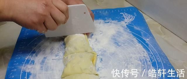 以后面粉就这样做，撒1把葱花，比鸡蛋饼还好吃，学会自己当老板