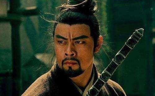 错怪|武将行事嚣张被误认为造反，殿堂上脱下衣服，皇帝：朕错怪你了