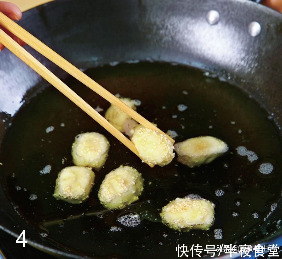 叉烧口味的土豆球跟我这样做,色泽金黄味道甜香,一口一个吃不够