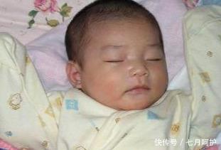 宝宝|刚出生的宝宝在睡觉时喜欢“投降”知道这些，宝妈就偷着乐吧