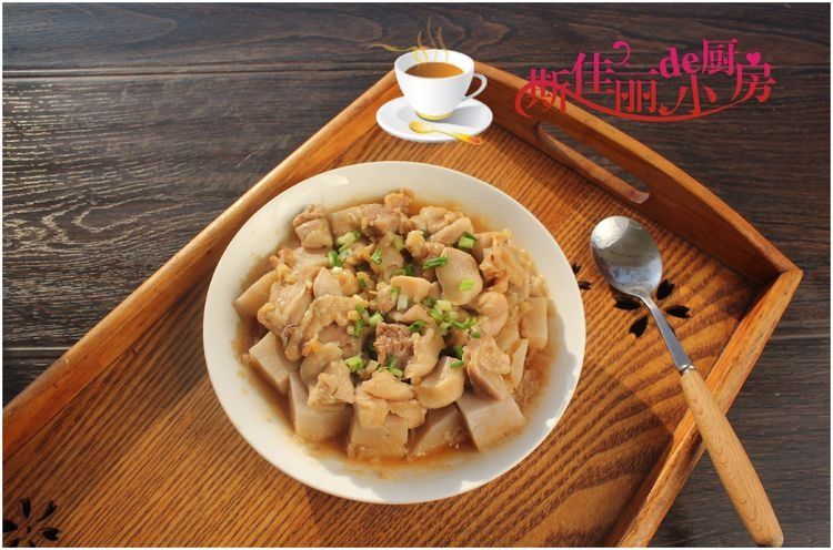 它是碱性食材,和鸡肉是绝配,简单蒸一蒸就太美味,顿顿吃个精光