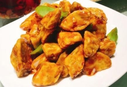  小妙|红烧茄子裹面粉还是淀粉，一个小妙招：“做出美味才是硬道理。”