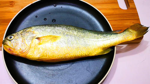 鱼肉|入秋后多吃此鱼，刺少肉嫩营养高，简单一做就特香，上桌汁都不剩