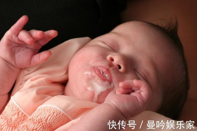 前庭|新生儿吐奶,新手妈妈别只会拍背了,父母学会5个妙招更实用
