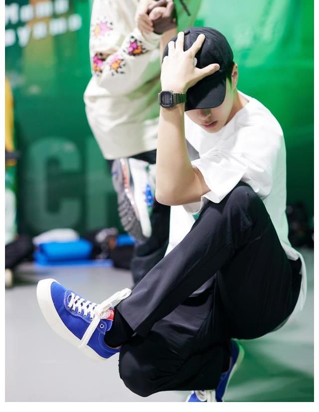 舞台|王一博‘葫芦娃’舞引热议，网友回忆第一印象