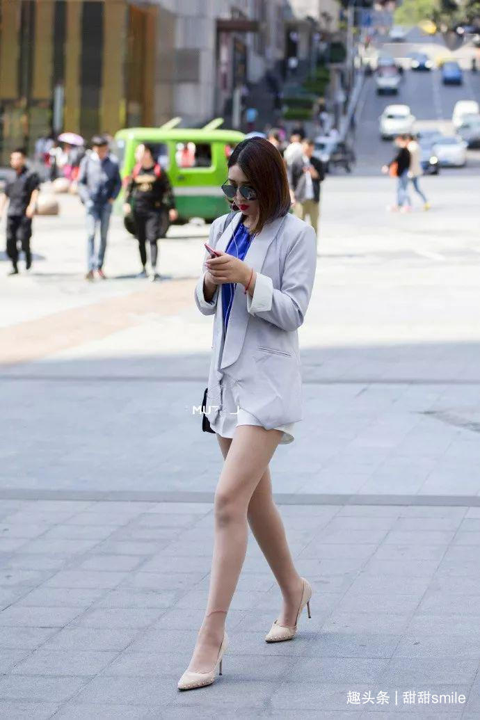 让双腿显得|美女脚上搭配着一双浅紫色的高跟凉鞋,看上去充满着魅力