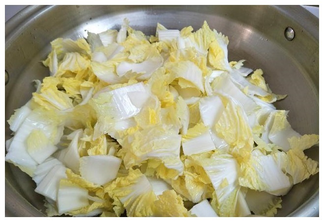白菜炖豆腐,万不可把豆腐和白菜的顺序放错,否则味道不香汤不白