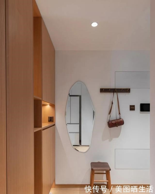 玄关柜|68平的精致两居室，独居小妹妹真懂生活，双面柜的设计非常巧妙！