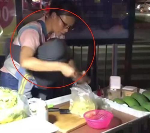 顾客|女摊主营业时胸口挂“布袋”,顾客走近一看后大喊:老板再来一份