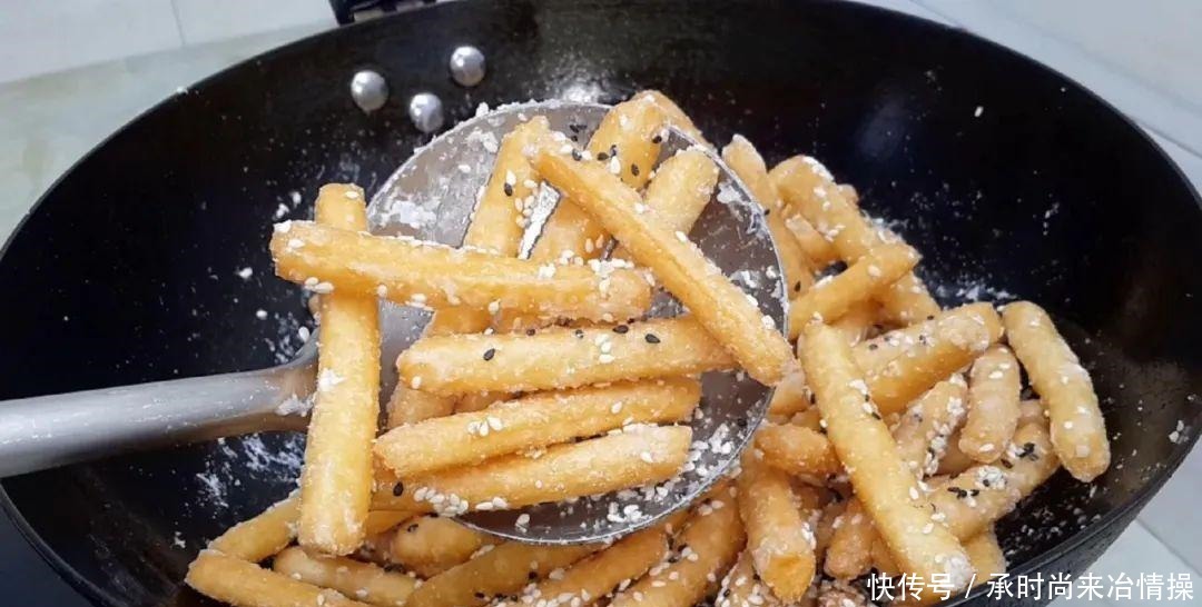小油条|糯米粉这样做才好吃,开水一烫,个个焦脆又香酥,比麻花油条好吃