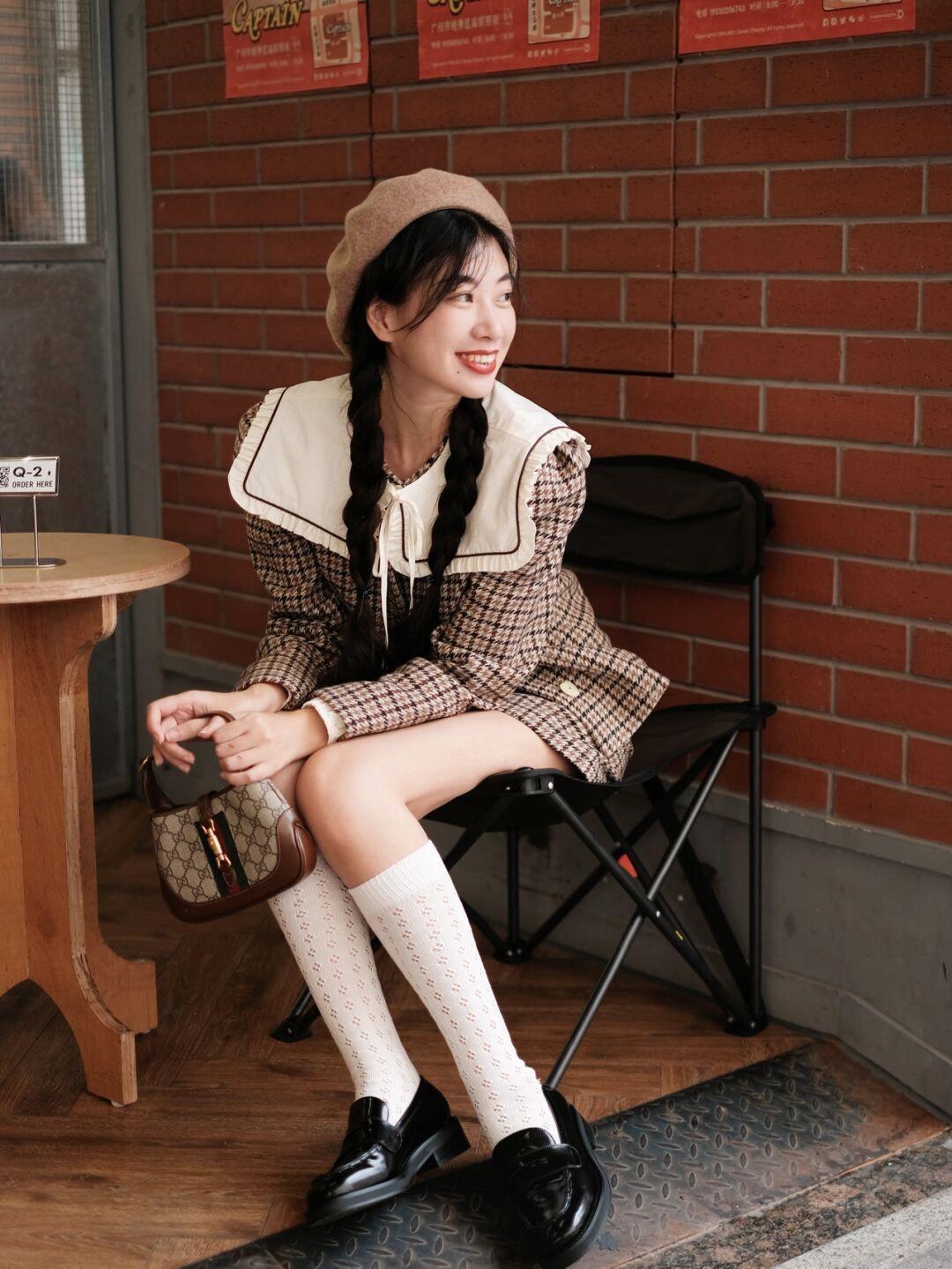 搭配 秋冬,复古风穿搭怎么搭?格子马甲+黄色半身裙,复古又时髦