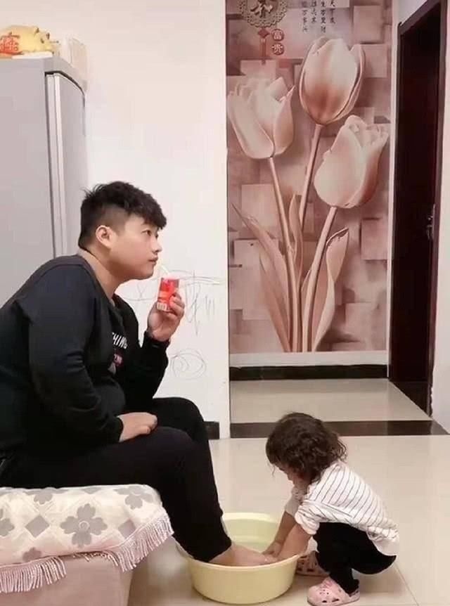 女儿|爸爸“强迫”女儿给自己洗脚,奶奶突然出现,爸爸的表现笑翻网友