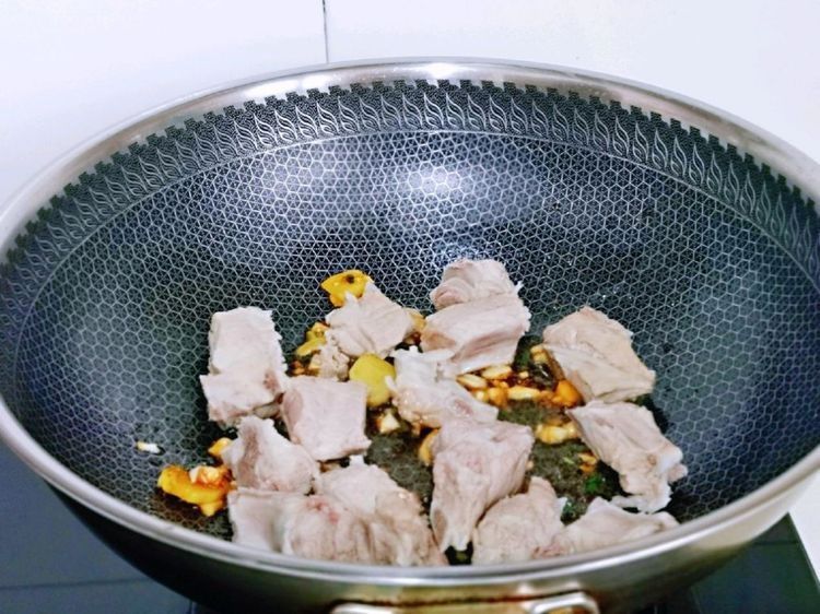 懒人版|懒人版排骨焖饭快速做法，米饭排骨蔬菜一锅端，吃一次就上瘾