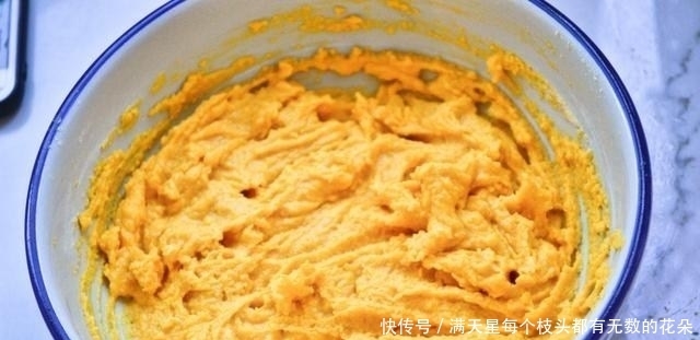 玉米面加入鸡蛋,搅一搅,蒸一蒸,咬一口松软可口,比蛋糕健康