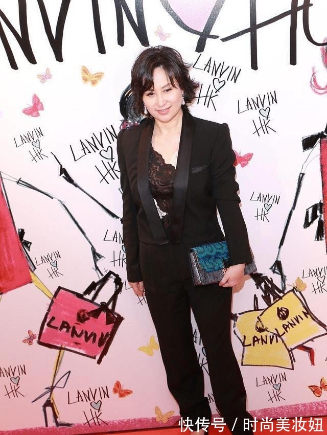 连衣裙|何超琼骨子里的“贵气”,穿浅紫色裙高贵优雅,一般人装不出来