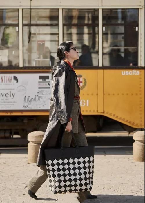 别背双肩包了吧!今年流行“托特包”,容量大不说,还耐脏又方便