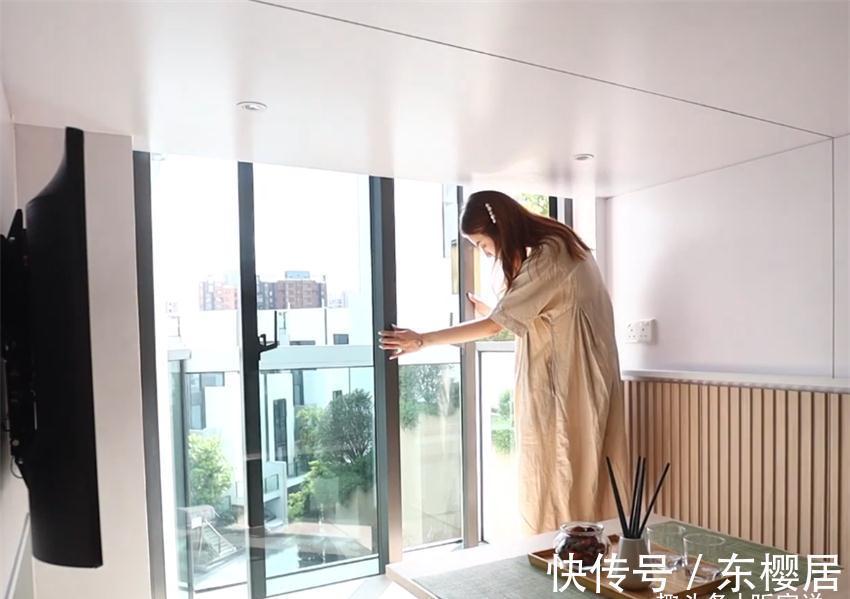 小两口|小两口买下21㎡婚房，巴掌大的家挤出“双客厅”，生活去繁从简