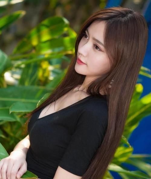  隐约|小姐姐爱穿破洞牛仔裤，隐约露出白皙的肤色，令人沉醉！