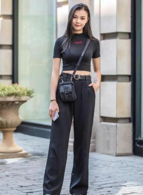 面容|街拍长发美女身穿休闲装,尊贵的面容,魅力十足