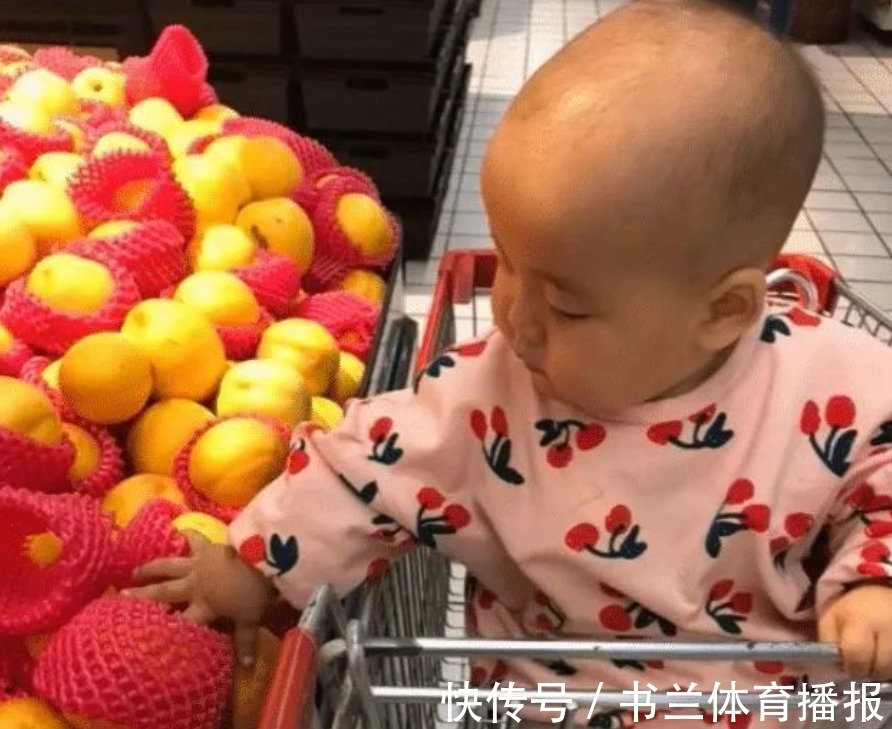 白菜|1岁娃把超市桃子都戳了个洞,硬核老妈指指榴莲:别怕疼使劲拍