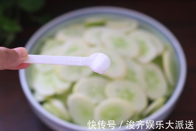 储存|夏天把黄瓜冷冻起来，留到冬天炒肉吃，特别香，我每年都做