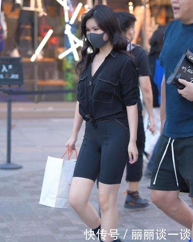 潮男|短款打底裤的搭配有很多种,具备有一种仪式的正式感,微笑迷人