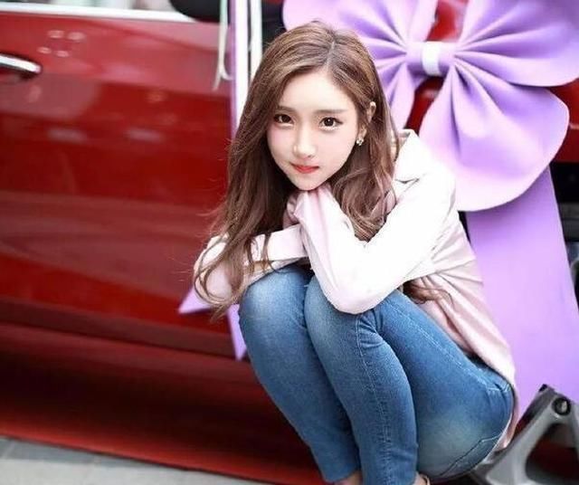 紧身牛仔裤|身材纤细的牛仔裤美女,突显魅力小蛮腰,真迷人